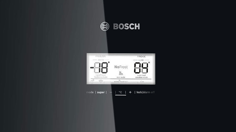 Panel de control de temperatura de un combi con puertas de cristal color negro de la marca de electrodom&eacute;sticos Bosch